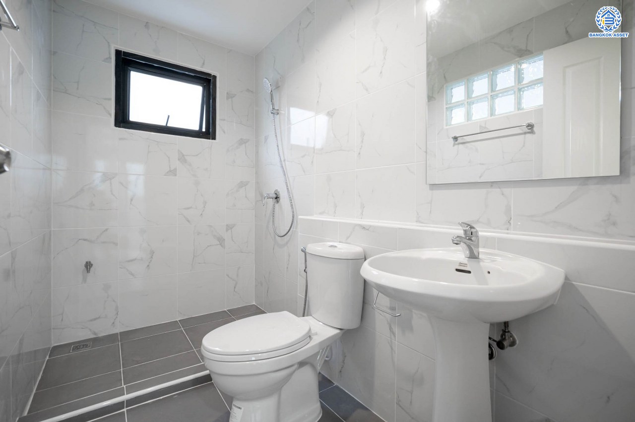 บ้านมือสองตกแต่งใหม่ โครงการ ชลลดา วัดลาดปลาดุก คุณภาพระดับ L&H บนเนื้อที่ 52.50 ตร.ว. ฟังก์ชัน 3 ห้องนอน 2 ห้องน้ำ 1 ที่จอดรถ บนทำเลศักยภาพ เชื่อมต่อหลายเส้นทาง ใกล้รถไฟฟ้าสายสีม่วง "สถานีคลองบางไผ่" และเซ็นทรัลเวสท์เกต